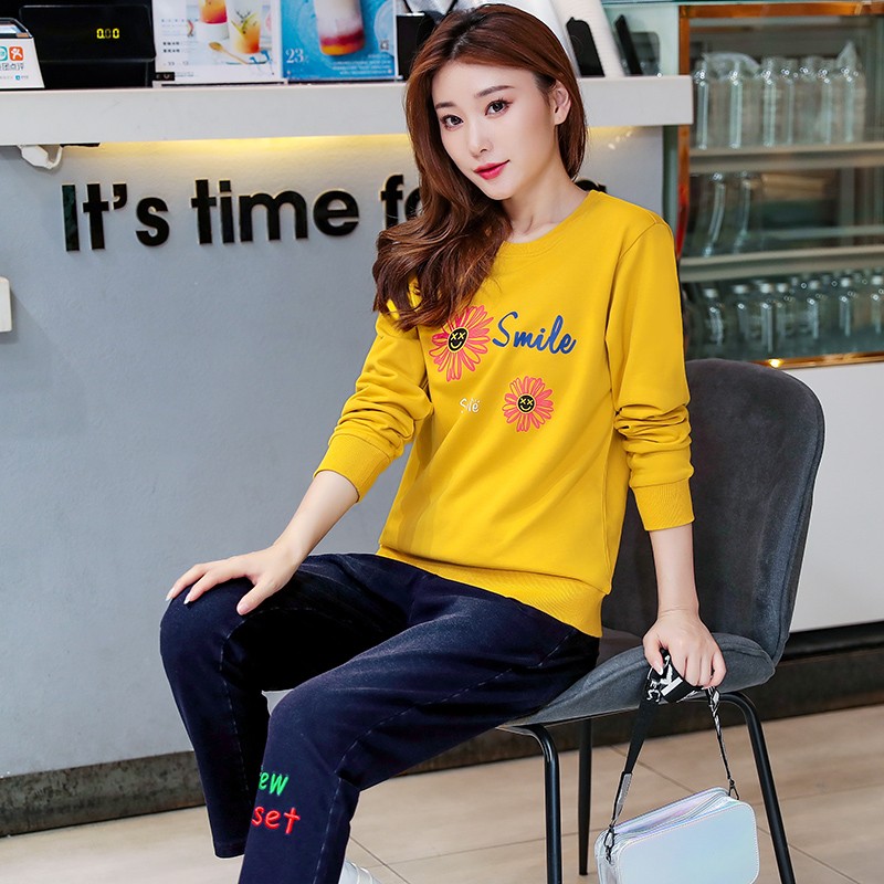 Garden collar sweaters can be fashionable in autumn and winter. Fashionable. Hoodie suit