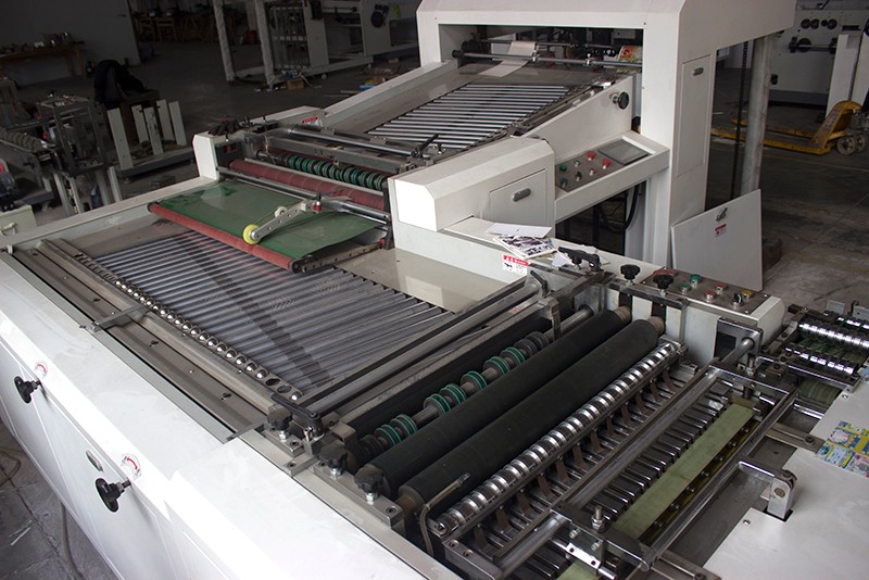 Fully automatic poker cutting machine