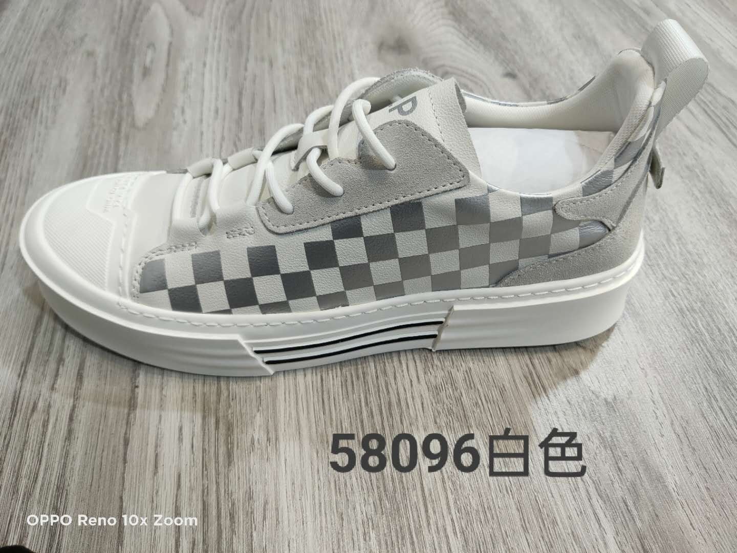 The top layer of male casual leather shoes is cowhide, made by hand