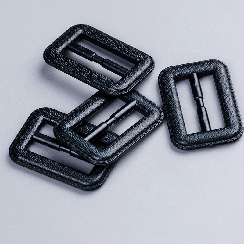 Plastic third gear buckle