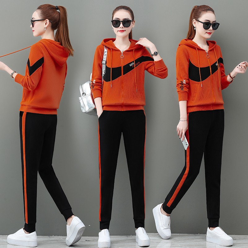 The new women's dress is slim, stylish, casual and hooded