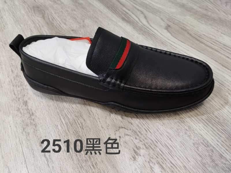 The top layer of men's casual leather shoes is cowhide, which is made by hand and stitched by hand