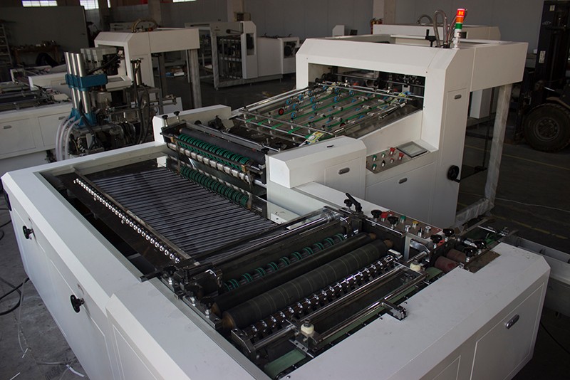 Fully automatic poker cutting machine