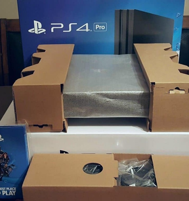 Sony PlayStation 4 Pro + 1TB + 2 controls + 5 g ames + PS Camera 