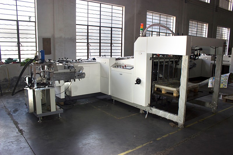 Fully automatic poker cutting machine