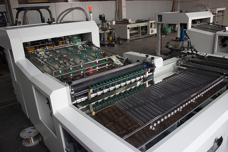 Fully automatic poker cutting machine