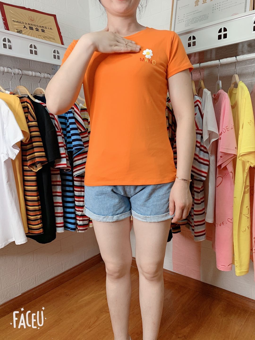 T-shirt with round collar made of cotton and spandex