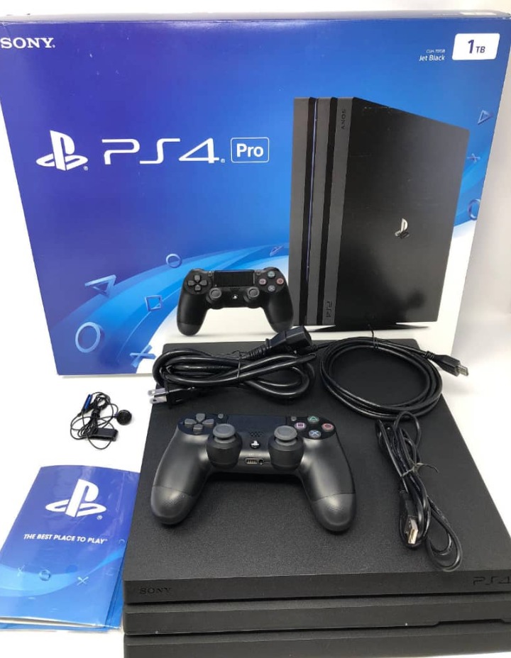 Sony PlayStation 4 Pro + 1TB + 2 controls + 5 g ames + PS Camera