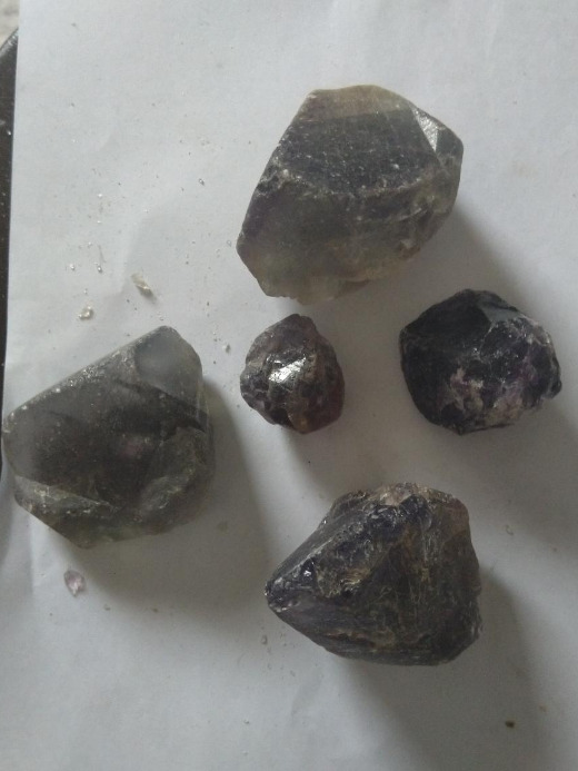 Natural iolite stones