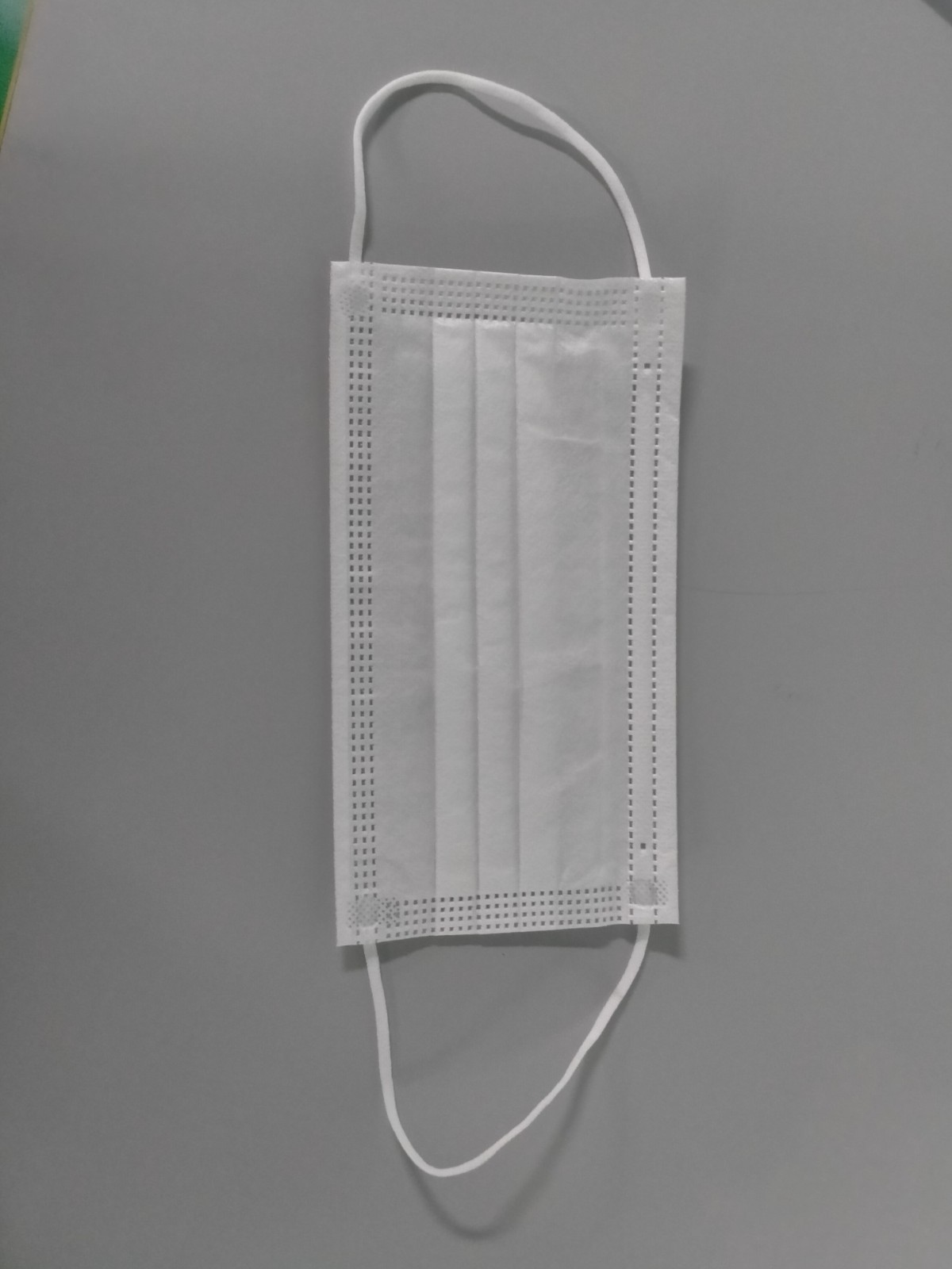 White disposable protective masks, dust, fog, haze, and droplet are sold at par