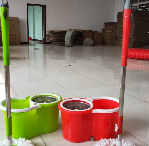 Hand operated rotary mop bucket